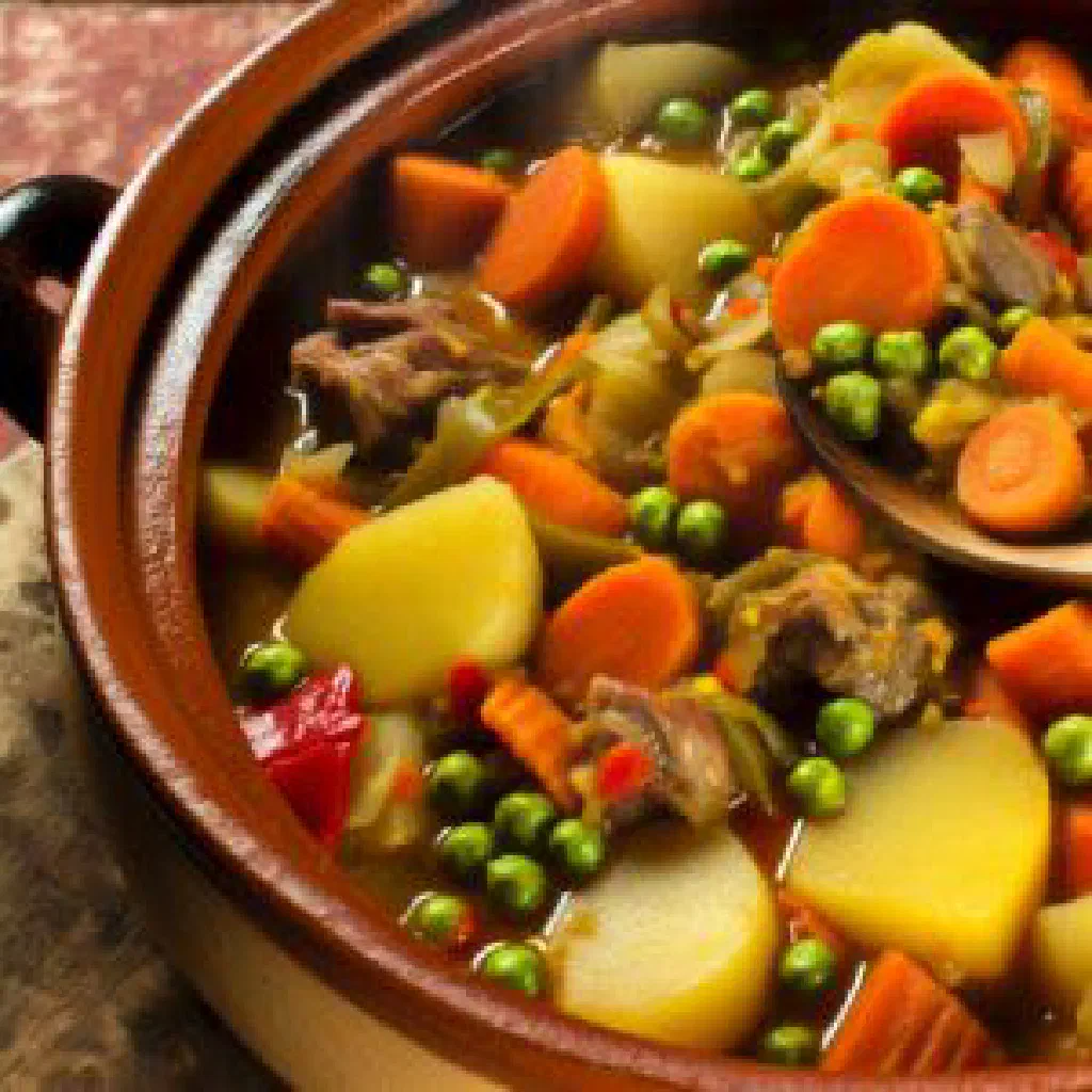 Sərniy served in a clay pot with tender meat and vegetables