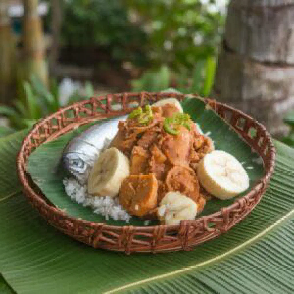 Te Bua fish with tomato and onion served over fluffy white rice