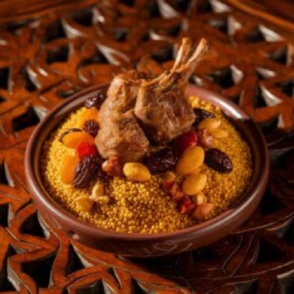 Aromatic Mauritanian safra rice with tender meat, garnished with fresh coriander