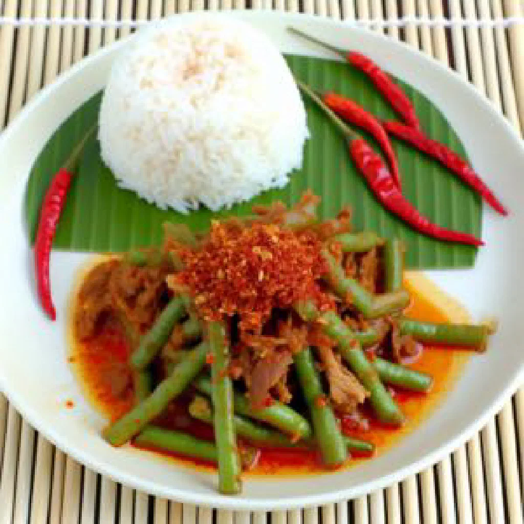 Phat phrik khing stir-fry with green beans and red curry paste, topped with Thai basil