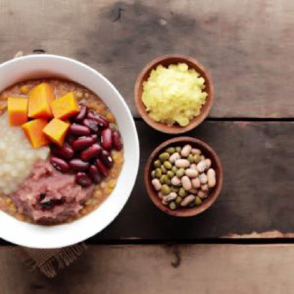 Koto Lima with tender beef, vegetables and turmeric, garnished with fresh coriander