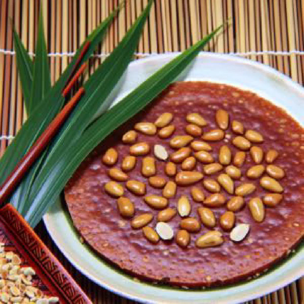 Steamed Banh Dau Phong with sticky rice and mung bean filling, sliced and served